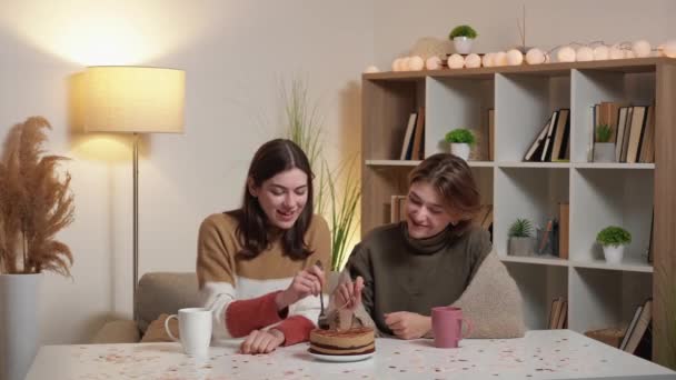 Csaló Étkezés Parti Női Barátok Finom Sütemény Boldog Elégedett Nők — Stock videók