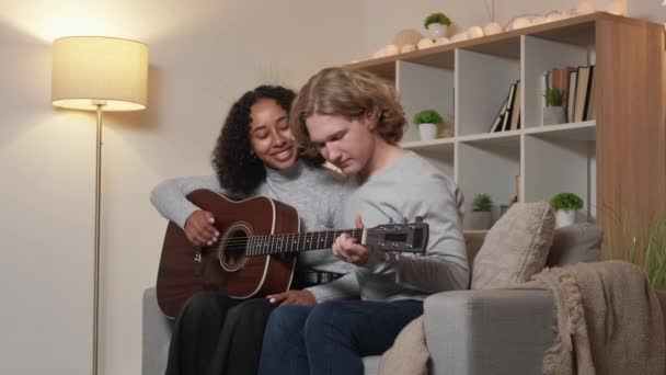 Clase Música Amada Pareja Ocio Inspirado Feliz Hombre Mujer Tocando — Vídeo de stock