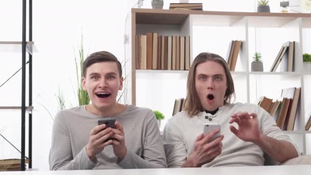 Expressive Joy Surprised Men Mobile Lottery Shocked Two Guys Feeling — Vídeos de Stock