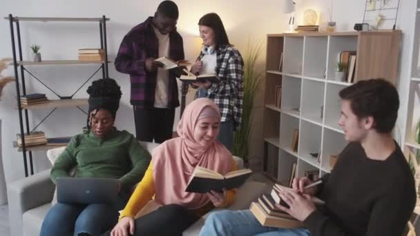 Éducation Des Étudiants Des Amis Heureux Routine Campus Enthousiaste Divers — Video