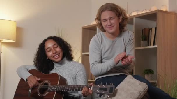 Музыкальное Вдохновение Счастливая Пара Домашний Отдых Веселая Женщина Играет Гитаре — стоковое видео
