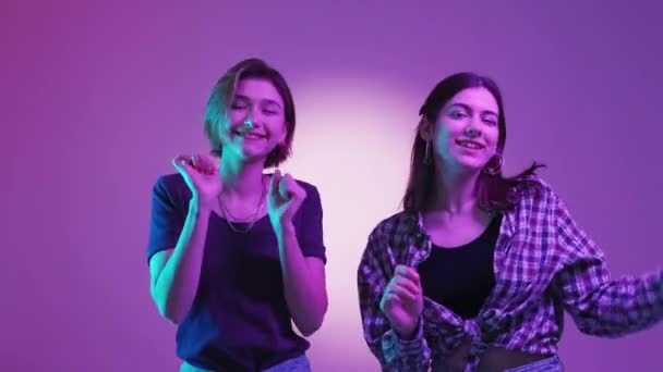 Vtipný Tanec Kamarádky Neonový Večírek Funky Dvě Ženy Pohybující Hudbu — Stock video