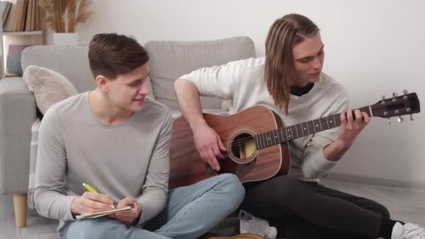 Musikband Manlig Kompositör Rättegång Inspirerade Avslappnade Män Som Spelar Gitarr — Stockvideo