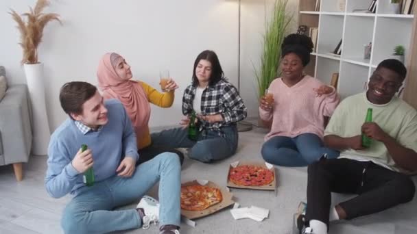 Imprezowa Radość Szczęśliwi Studenci Spotkanie Domowe Zabawni Międzynarodowi Mężczyźni Kobiety — Wideo stockowe
