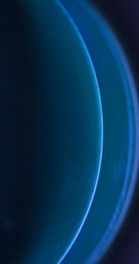 İşaret fişeği arka planı. Görüntü parıldayan küre. Eğimli parlaklık. Odaklanamayan mavi parıltı sızıntısı, karanlık soyut afiş üzerinde kabarcığın içindeki parlak bokeh parçacıkları, boş alana sahip..