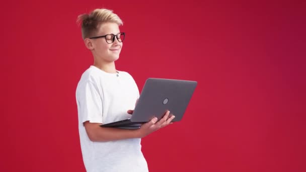 Virtuális Élet Boldog Fiú Számítógép Technológia Pozitív Tinédzser Gyerek Gépelés — Stock videók