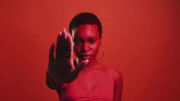 Irkçılığı Bırak Siyahların Hayatı Önemlidir Etnik Eşitlik Kırmızı Neon Rengi — Stok video