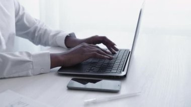 İnternette iş. Dijital pazarlama. İnternet kurumsal iletişimi. Tanınmayan kadın işçi elleri, beyaz, modern iş yerinde dizüstü bilgisayarda çalışıyor..