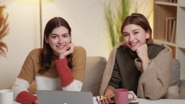 Ev ödevi. Dişi arkadaşlar. Tanıştığımıza memnun oldum. Keyifli gündelik kadın oturma masası aydınlık odada dizüstü bilgisayar kahve ve not defteri açtı..