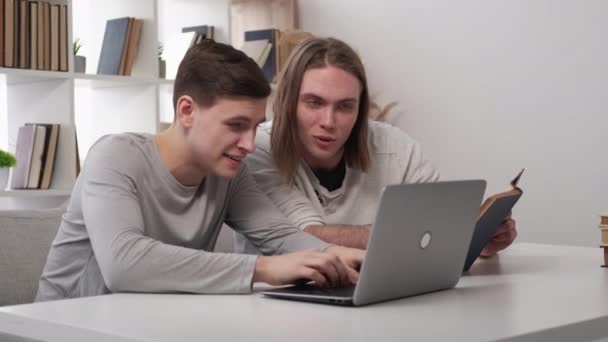 Εκπαίδευση Στο Σπίτι Άνδρες Φοιτητές Συνεργασία Μελέτης Ευτυχισμένοι Άνδρες Που — Αρχείο Βίντεο