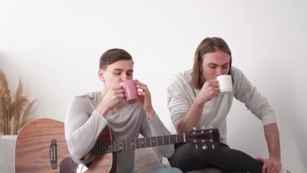Vriendelijke Ontmoeting Gelukkige Mannen Koffie Pauze Geïnspireerd Casual Mannelijke Vrienden — Stockvideo