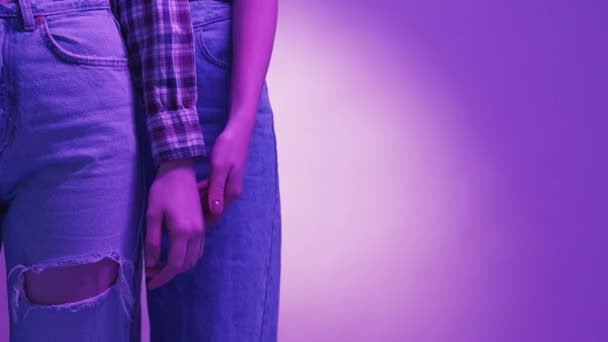 女性支援 友好関係だ ネオンライトの人々 認識できない女性保持手の友人ポルノの青紫色の背景コピースペース — ストック動画