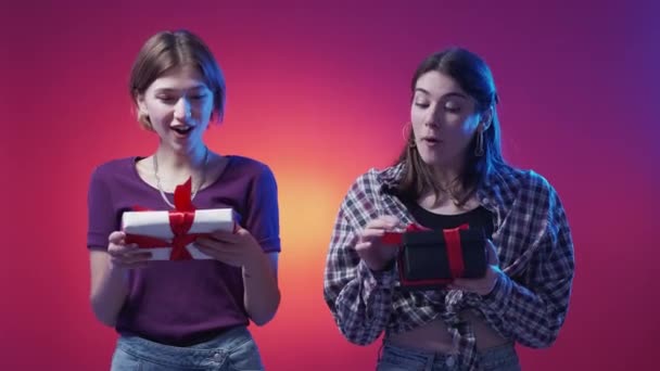Páni Úžasné Kamarádky Neonové Světlo Lidí Šťastné Expresivní Ženy Při — Stock video