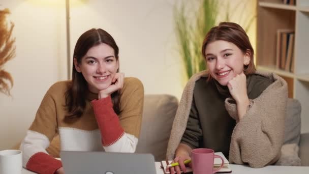 在家学习 女性朋友 很高兴见到你快乐的随意女性坐在桌子上 在室内打开笔记本电脑 咖啡和记事本 — 图库视频影像