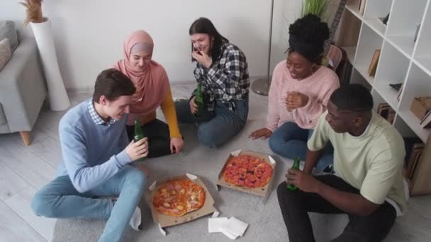 Öğrenciler Buluşuyor Mutlu Arkadaşlar Partisi Neşeli Erkek Kadınlar Pizzayı Nasıl — Stok video