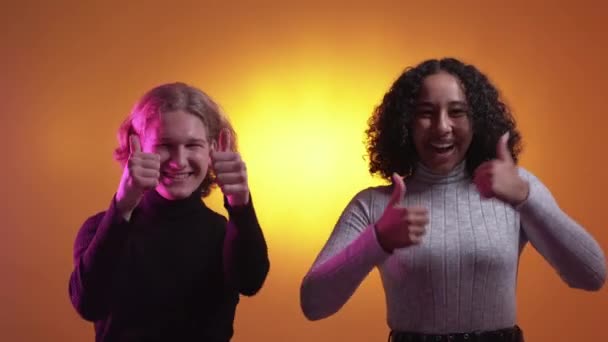 Olumlu Jest Heyecanlı Bir Çift Neon Işığı Insanları Mor Turuncu — Stok video