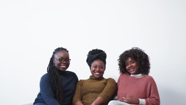 Διεθνής Φοιτητής Ευτυχισμένες Γυναίκες Ευχάριστη Συνάντηση Χαρούμενη Τρεις Μαύρες Φίλες — Αρχείο Βίντεο