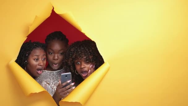 Holiday Sale Amazed Women Advertising Background Surprised Black Female Friends — Stockvideo