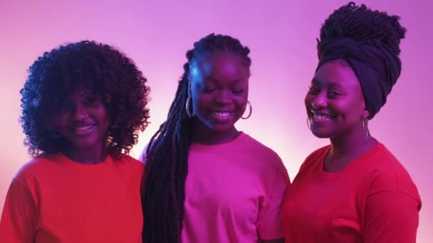 Női Barátok Boldog Modell Neonfényű Emberek Mosolygó Alkalmi Fekete Nők — Stock videók