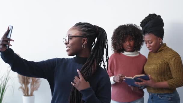 Digital Addiction Female Student Diverse Interest Happy Black Women Making — Αρχείο Βίντεο