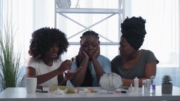 美容コース 退屈した女だ 友達はいない 装飾的な化粧品を使用する方法を示すしようとしているインスピレーションを受けた黒人女性光の部屋のインテリア — ストック動画