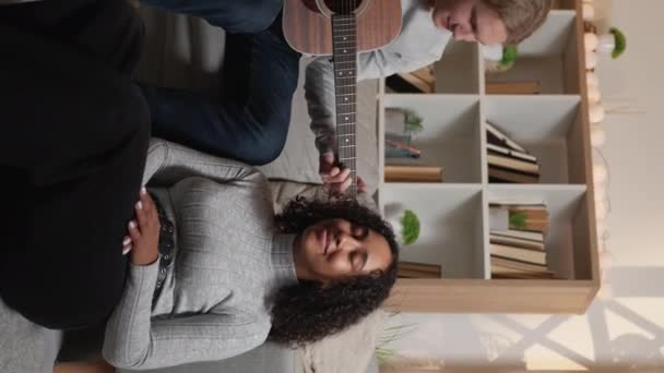 Vídeo Vertical Inspiração Guitarra Casal Descontraído Lazer Casa Mulher Feliz — Vídeo de Stock