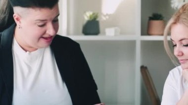 İş koçluğu. Ofis eğitimi. Profesyonel seminer. Aşırı kilolu kadın akıl hocası, iç işlerinde kafası karışmış çalışanlara öğretmenlik yapıyor..