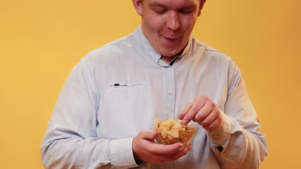 Ohälsosam Mat Överviktig Man Kost Problem Glad Storlek Kille Tittar — Stockvideo
