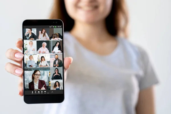 Мобильная Конференция Видеозвонок Виртуальное Сотрудничество Женщина Показывает Профессиональный Бизнес Команда — стоковое фото