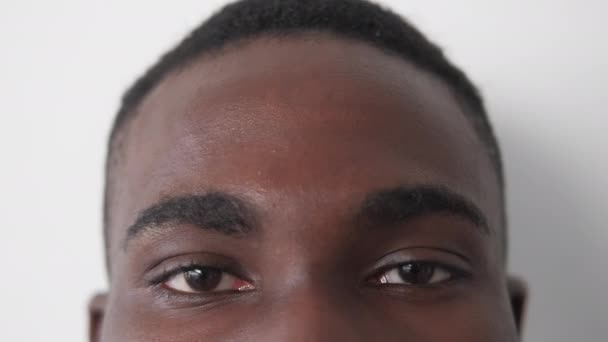 Manliga Ögon Synvård Makroporträtt Beskuren Närbild Headshot Svart Man Vit — Stockvideo