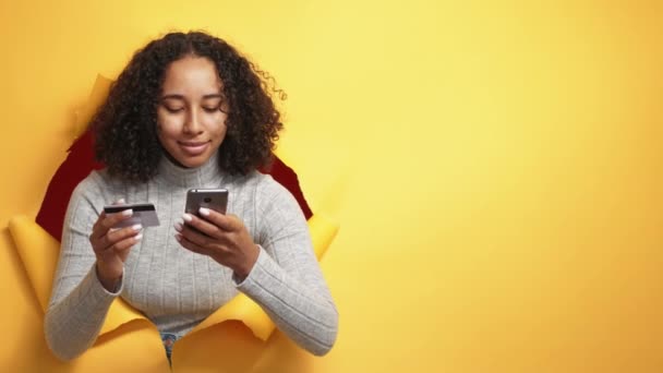 Bankowość Mobilna Zakupy Online Transakcja Elektroniczna Kobieta Używająca Telefonu Kartą — Wideo stockowe