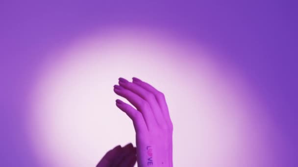 浪漫的感觉温柔的感情霓虹灯的概念 女人手握塔图字 爱与女人相遇 触摸蓝紫色的背景 — 图库视频影像