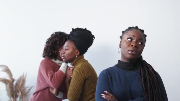 Plotkarze Obrażona Kobieta Przyjaciele Zdradzają Smutna Czarna Kobieta Słuchająca Niej — Wideo stockowe