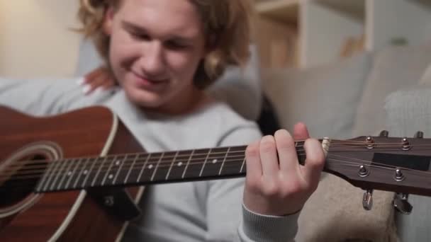Música Acústica Amada Pareja Agradable Ocio Hombre Desenfocado Tocando Guitarra — Vídeo de stock