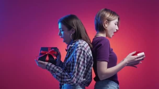Holiday Surprise Pleased Female Friends Neon Light People Amazed Happy — Vídeo de Stock