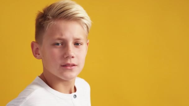 Megdöbbentő Hírek Rémült Fiú Váratlan Helyzet Meglepett Tinédzser Gyerek Néz — Stock videók