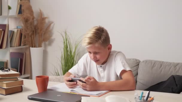 Vítězná Radost Vzrušený Chlapec Mobilní Hraní Expressive Šťastný Teenager Dítě — Stock video