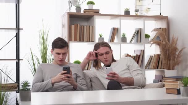 Vida Virtual Homens Relaxados Emoção Vencedor Restful Amigos Masculinos Rolando — Vídeo de Stock