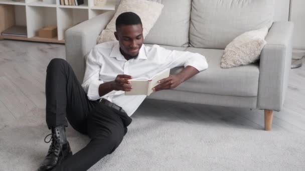 Businessman Leisure Reading Hobby Office Break Joyful Laughing Man Employee — Vídeo de Stock