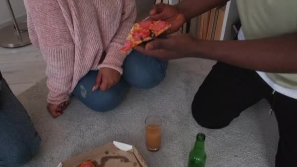 Przyjęcie Pizzą Szczęśliwych Przyjaciół Wypoczynek Domu Pozytywne Zróżnicowanych Mężczyzn Kobiet — Wideo stockowe