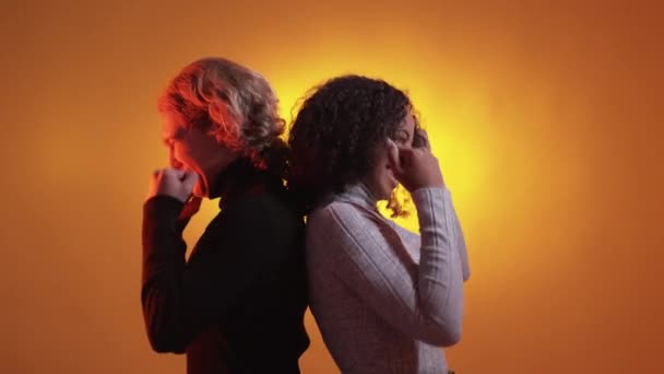 Heyecanlı Bir Sevinç Kazanan Çift Neon Işığı Insanları Mutlu Anlamlı — Stok video