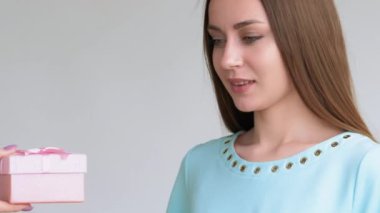 Sahte indirim var. Tatil dolandırıcılığı. Mutlu kadın portresi, arka planda izole edilmiş söz verilen hediye kutusundan alınmasıyla hayal kırıklığına uğradı. Kötü bir sürpriz. Kötü bir şaka. Mahvolmuş eğlence.