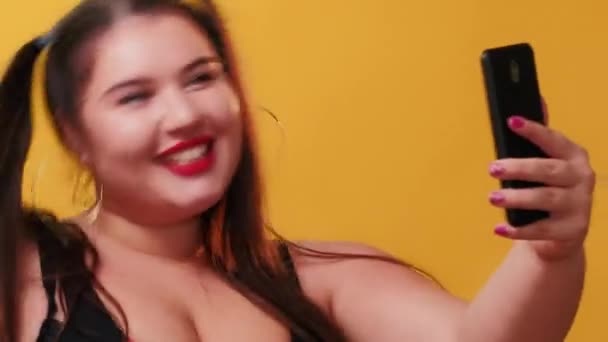 Vídeo Blog Uma Mulher Feliz Mais Beleza Tamanho Senhora Gordurosa — Vídeo de Stock