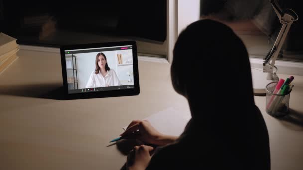 Νυχτερινή Online Μελέτη Learning Βιντεοκλήση Απομακρυσμένη Εκπαίδευση Γυναίκα Φοιτητής Βλέποντας — Αρχείο Βίντεο