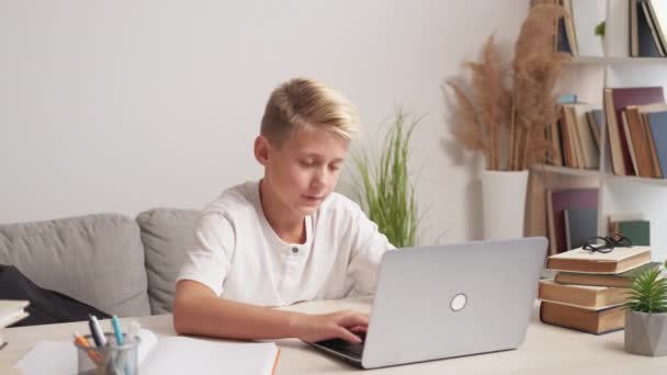 Domácí Vzdělání Vyčerpaný Chlapec Pozdní Studie Nenuceně Unavený Teenager Dítě — Stock video
