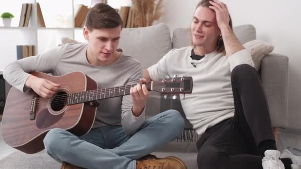 Домашний Отдых Мужчины Музыканты Близкая Дружба Счастливые Случайные Двое Мужчин — стоковое видео