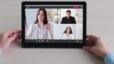 Video konferansı. Çevrimiçi iş koçluğu. Mesafe iletişimi. Şirket ekibi dijital ofiste çalışma stratejisini tartışıyor.