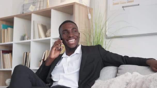 Επαγγελματική Τηλεφωνική Συζήτηση Κλήση Εργασίας Κινητή Συνέντευξη Χαρούμενος Επιτυχημένος Άντρας — Αρχείο Βίντεο