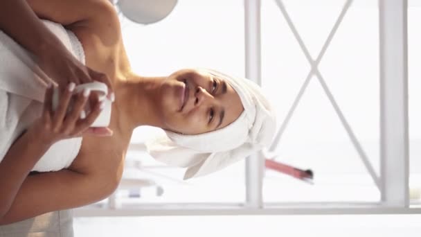 垂直录像 早上的咖啡温泉治疗 在轻松的室内沐浴后 穿着白色毛巾享受着热饮 并有自由自在的空间 — 图库视频影像