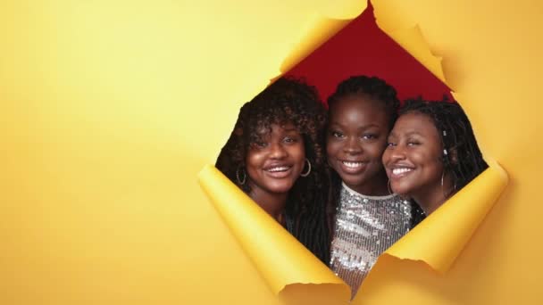Жіноча Краса Вечірка Дивиться Рекламний Фон Три Щасливі Чорні Жінки — стокове відео